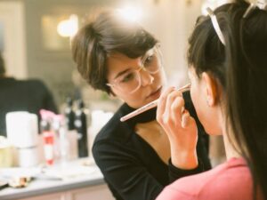 Unveiling the Artistry Behind Kylie Jenner’s Iconic Looks: The Mastermind Makeup Artist