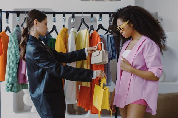 how to choose a handbag for your body type