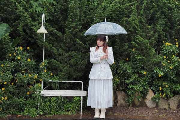 how to style a rainy day outfit